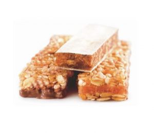 Drei Müsliriegel mit Fruchtstücken.