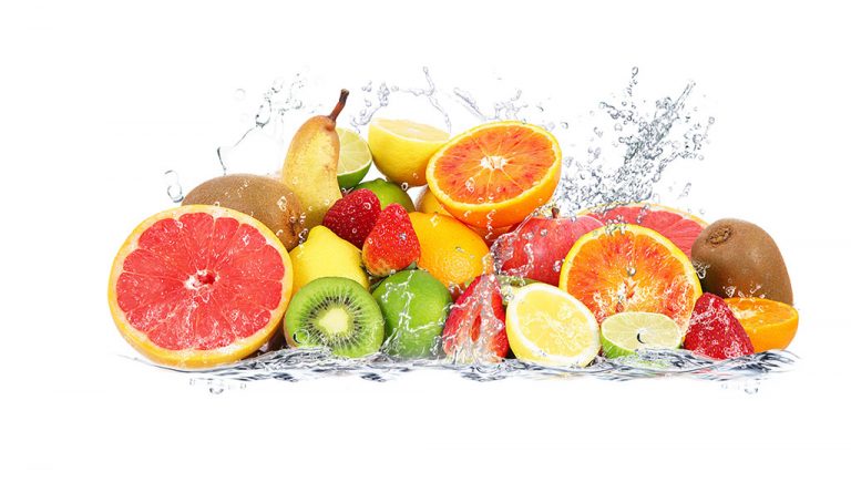 Paradise Fruits Blog Frisches, teilweise aufgeschnittenes Obst in einem Kreis aus Wassertropfen.