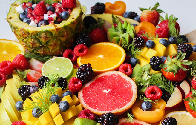 Paradise Fruits Blog Verschiedene frisch geschnittene Früchte und Obstsorten.