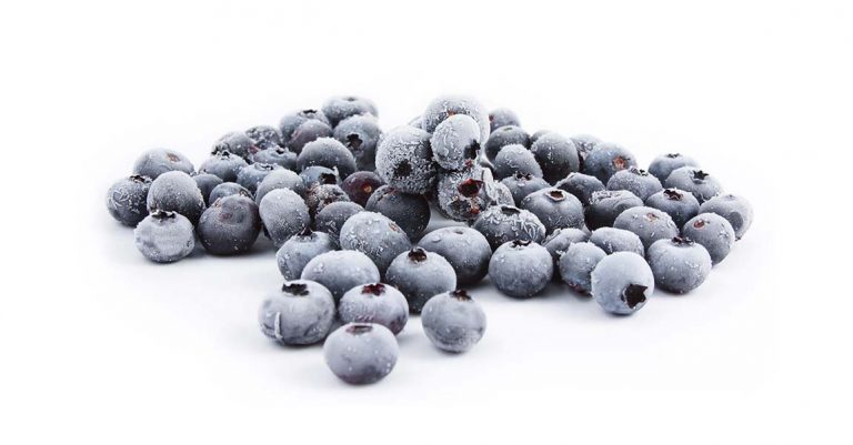 Ein Haufen gefrorener Blaubeeren.