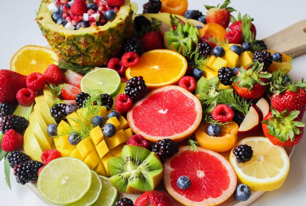 Clean Label Verschiedene frisch geschnittene Früchte und Obstsorten.