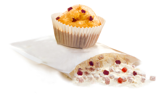 Paradise Fruits Blog Eine geöffnete Backmischung mit Fruchtstücken im Inneren. Darauf liegt ein gebackener Muffin mit Fruchtstückchen.
