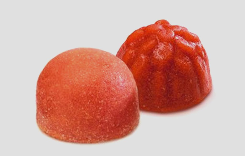 Lebensmittel-Innovationen Zwei rote kuppelförmige Fruchtgummis.