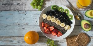 img header 10 gesunde fackten Fruechte Muesli Teller mit Obst