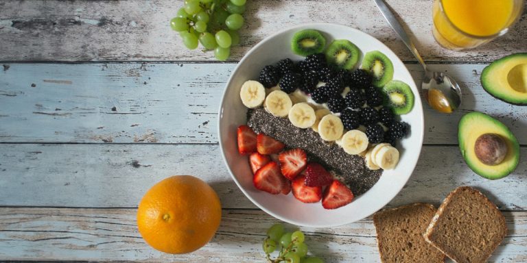 Paradise Fruits Blog img header 10 gesunde fackten Fruechte Muesli Teller mit Obst