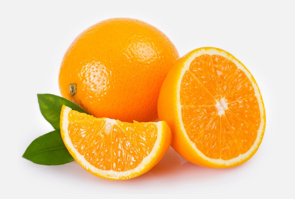 Zuckerreduktion Zwei frische, fruchtige Orangen. Eine ist aufgeschnitten und das Fruchtfleisch ist sichtbar.