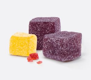 Unterschiedlich große Würfel Fruchtgranulat aus der Nähe.