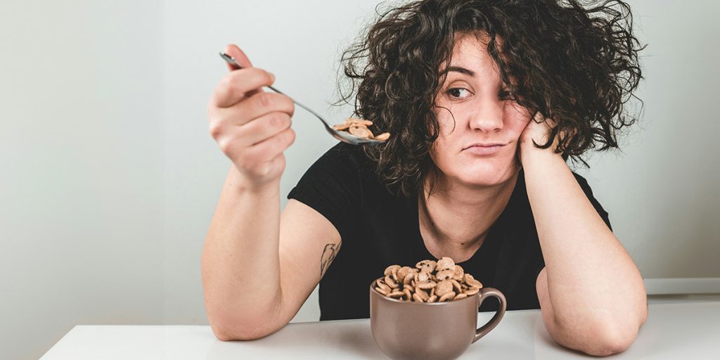 Benefits of snacking: Warum wir snacken img blog benefits of snacking content 1200x600 Person isst muesli ungluecklich