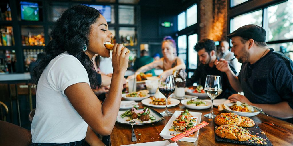 Benefits of snacking: Warum wir snacken img blog benefits of snacking content 1200x600 Frau beim Essen am Tisch