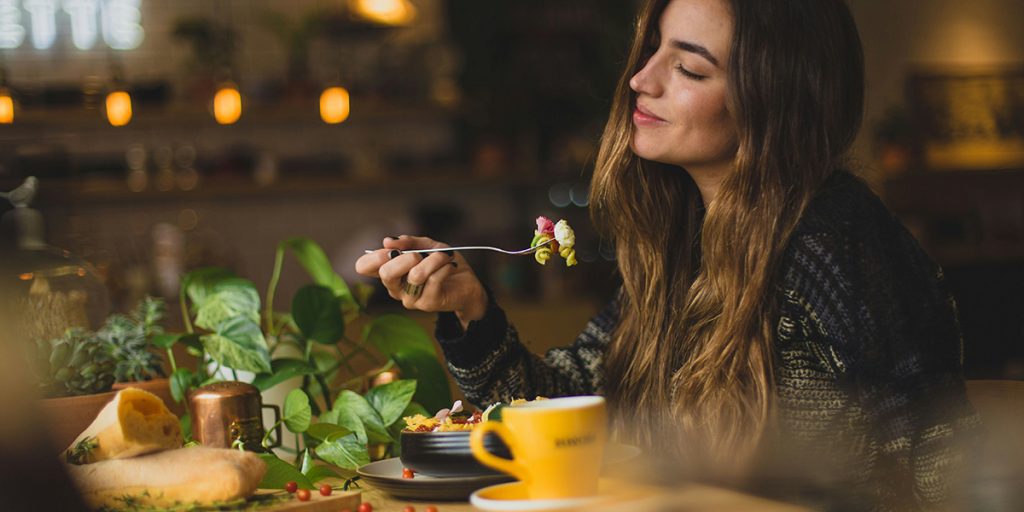 Benefits of snacking: Warum wir snacken img blog benefits of snacking content 1200x600 Frau beim essen geniessen