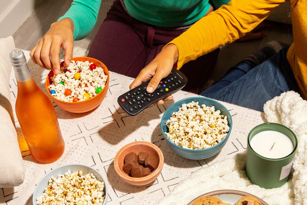 Benefits of snacking: Warum wir snacken img blog beneftis of snacking content 1200x800 Personen die snacken tisch