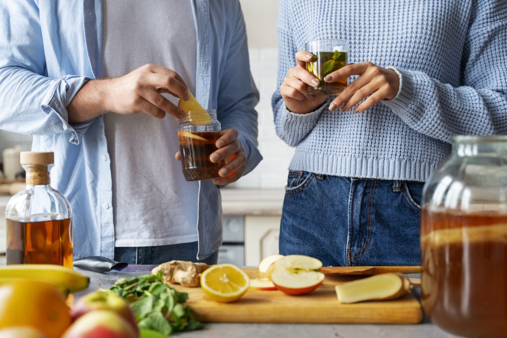 vorderansichtleute die kombucha zubereiten