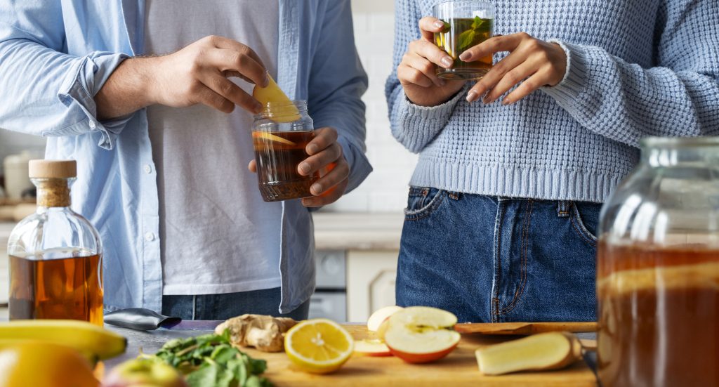 vorderansichtleute die kombucha zubereiten e1753775419715